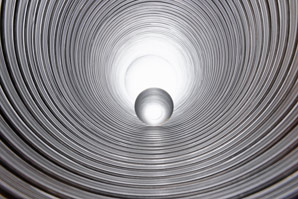 Incomplete decay of an atom linked to its polarization