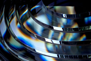 Lens focuses X-rays of different wavelengths