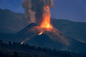How magma flow affects volcano structure
